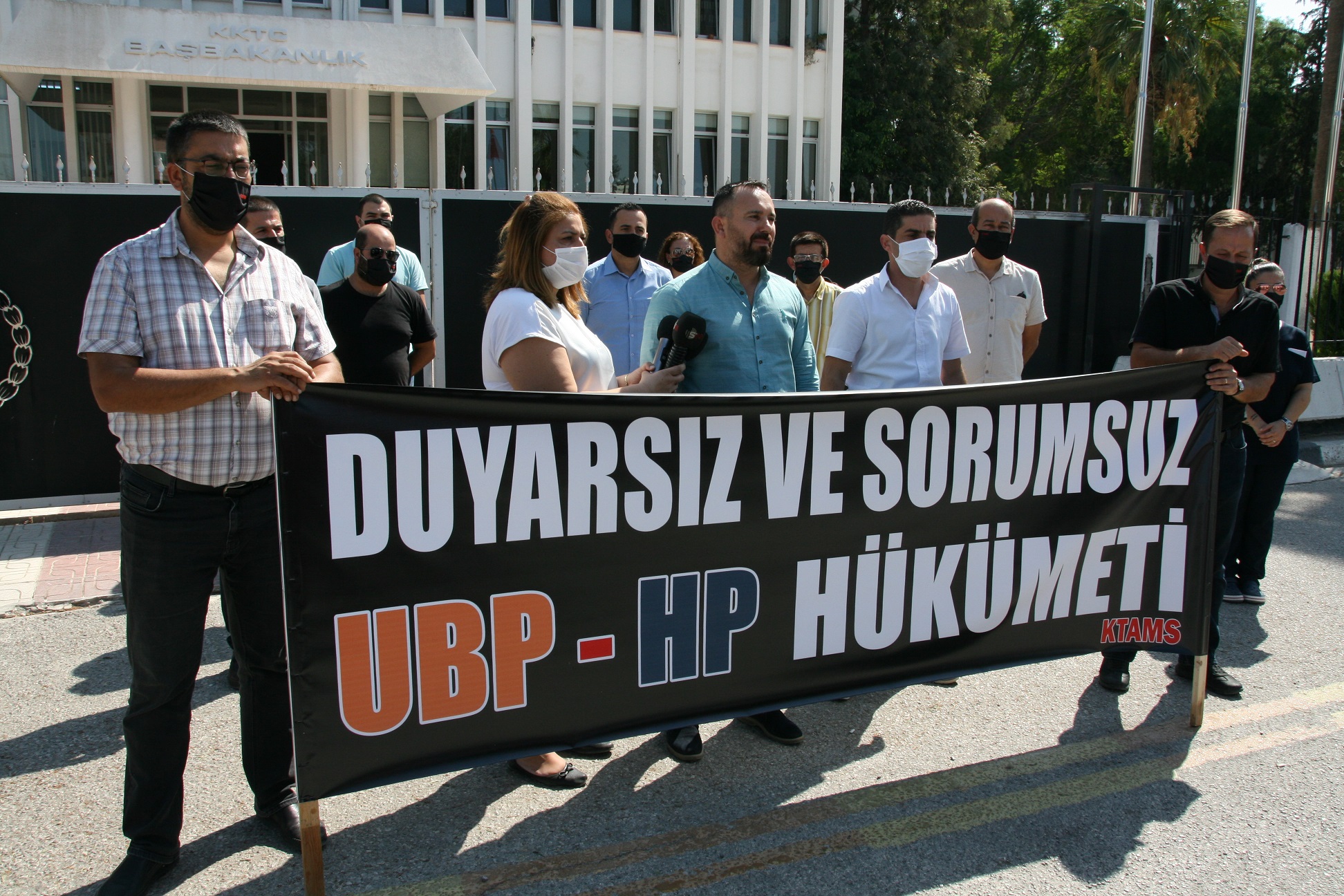 ozgur_gazete_kibris_KTAMS_Basbakanlik_onunde_eylem_yapti1