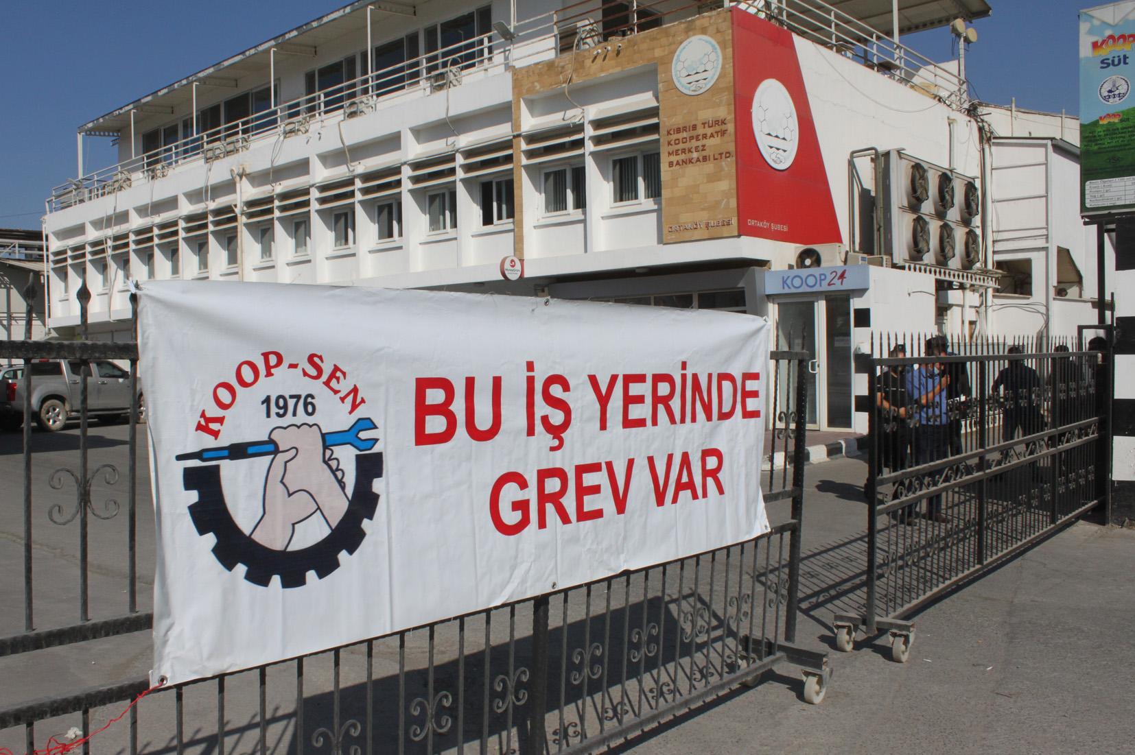 ozgur_gazete_kibris_Koop_Sut_grevine_Sendikal_Platform_dan_destek_Bu_kavga_baska1