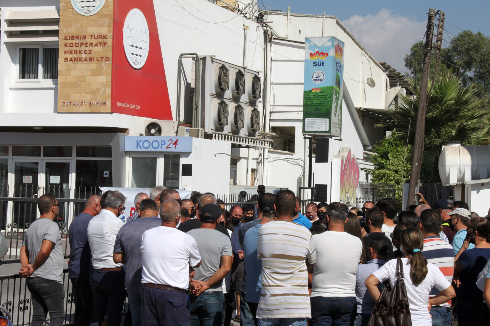 ozgur_gazete_kibris_Koop_Sut_grevine_Sendikal_Platform_dan_destek_Bu_kavga_baska3