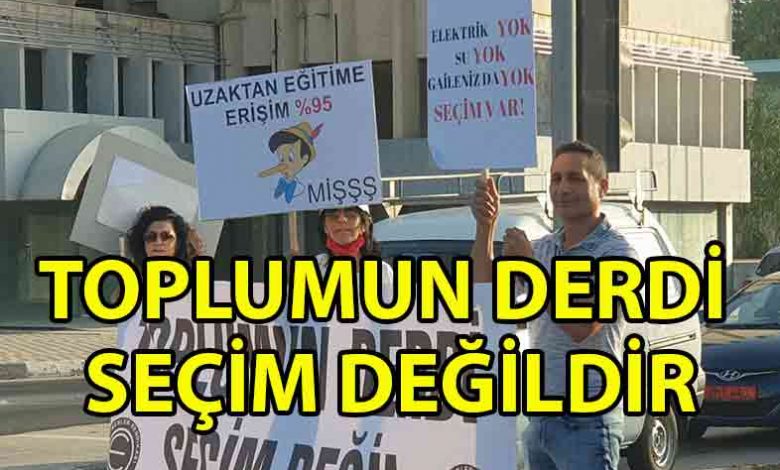ozgur_gazete_kibris_KTOEÖS_Başbakanlık_önünde_eylem_yaptı